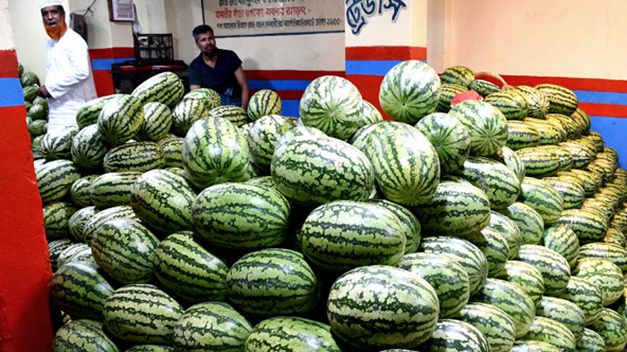 বয়কটের ডাকে অর্ধেকে নেমেছে তরমুজের দাম