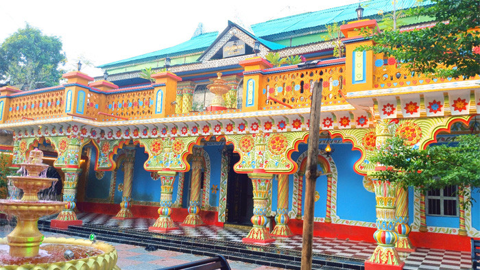নওগাঁর মান্দায় আড়াইশ বছরের রায় বাড়ি