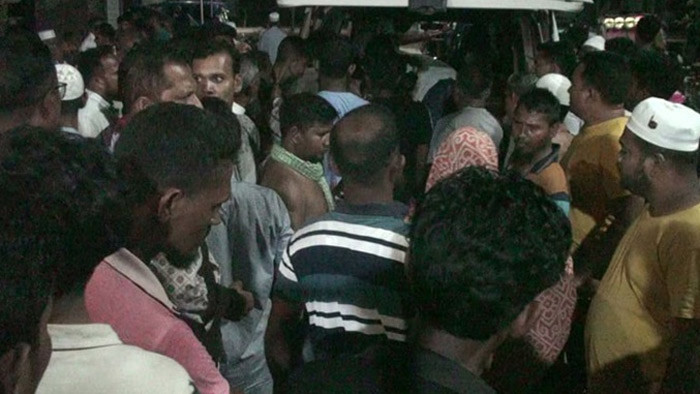 বোমায় ৪ বছরের ছেলেসহ বাবা গুরুতর আহত
