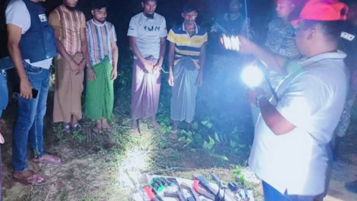 উখিয়ায় রোহিঙ্গা ক্যাম্পে আরসা'র ৪ সদস্য আটক: অস্ত্র-গোলাবারুদ উদ্ধার