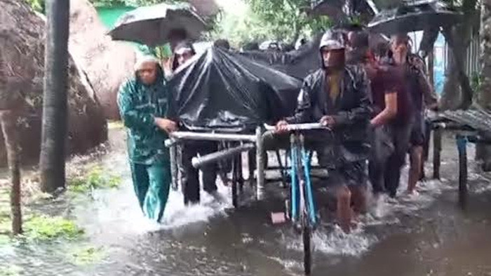 বন্যায় দুর্ভোগ: পারিবারিক কবরস্থানে দাফন হয়নি যুবকের মরদেহ