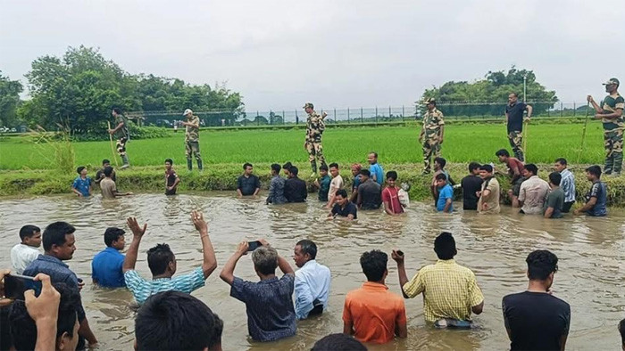 গুজবে কান দিয়ে ভারত সীমান্তে সংখ্যালঘুদের ভিড়
