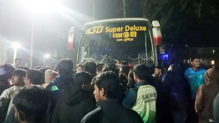 ইবিতে বাস ভাঙচুর, সমন্বয়কদের সঙ্গে শিক্ষার্থীদের হাতাহাতি