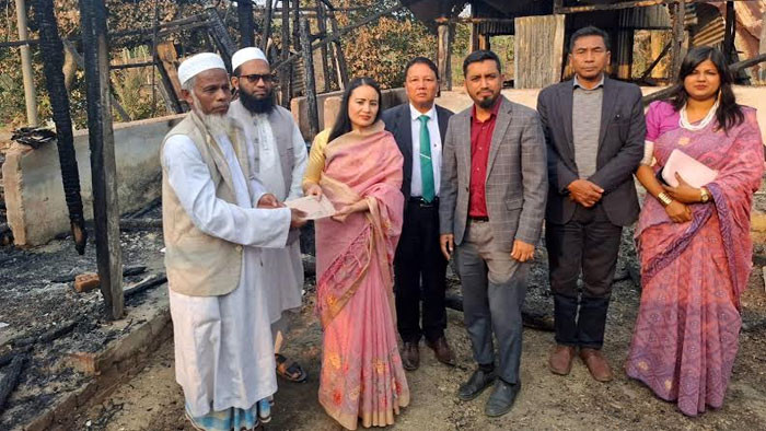 আলিম মাদ্রাসায় ক্ষতিগ্রস্তদের আর্থিক সহযোগিতা করলেন জিরুনা ত্রিপুরা