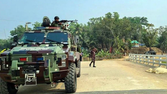 মিয়ানমারে ফের গোলাগুলি, কাঁপল টেকনাফ সীমান্ত