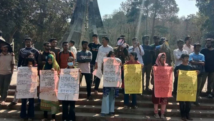 চবিতে ৯ ছাত্রীর বহিষ্কার বাতিল চেয়ে মানববন্ধন