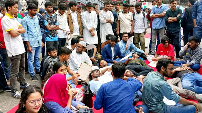 চতুর্থদিনের মতো অনশনে তিতুমীরের শিক্ষার্থীরা