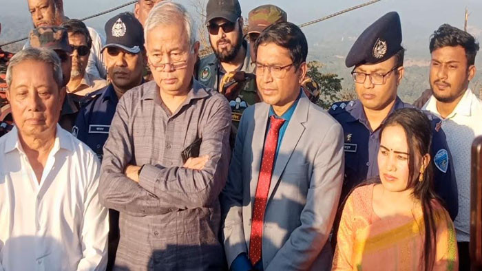 বাঘাইছড়ির সাজেক ভ্যালিতে অগ্নিকাণ্ড পরিদর্শনে পার্বত্য উপদেষ্টা সুপ্রদীপ চাকমা