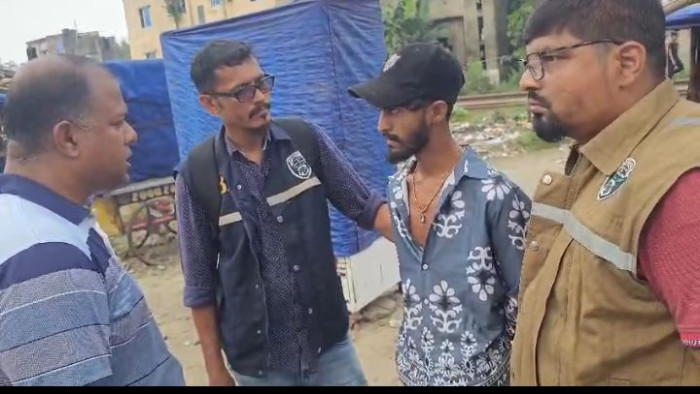 রাজধানীর জুরাইনে জুতা ব্যবসায়ী হত্যা: দুই আসামি গ্রেপ্তার, উদ্ধার ছিনতাই হওয়া মোবাইল রাজধানীর জুরাইনে জুতা ব্যবসায়ী হত্যা: দুই আসামি গ্রেপ্তার, উদ্ধার ছিনতাই হওয়া মোবাইল