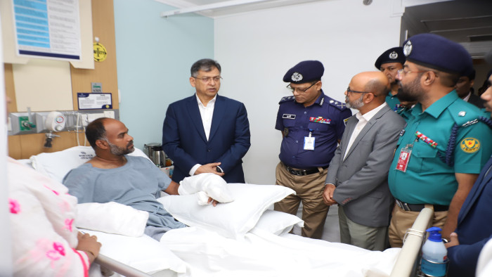 আহত পুলিশ পরিদর্শক শাহ আলমকে দেখতে এভারকেয়ার হাসপাতালে গেলেন স্বরাষ্ট্রমন্ত্রী