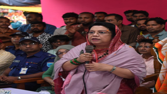 মানিকগঞ্জে ১২টি পূজামণ্ডপ পরিদর্শন, সনাতনীদের সঙ্গে শারদীয় শুভেচ্ছা বিনিময়ে খাদ্যমন্ত্রী