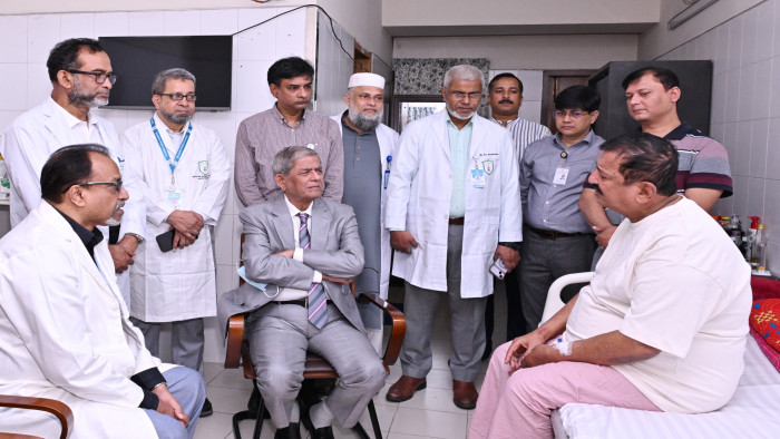 হাসপাতালে ভূমিমন্ত্রী মিনুকে দেখতে গেলেন রাষ্ট্রপতি