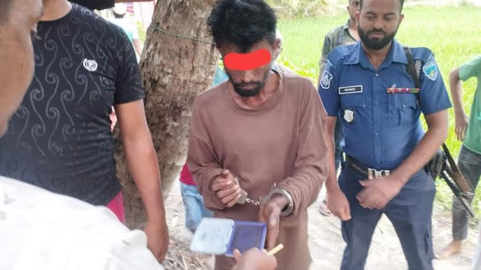 গাঁজার টাকার জন্য মাকে মারধর করে ঘরের টিন খুলে বিক্রি, ছেলের কারাদন্ড