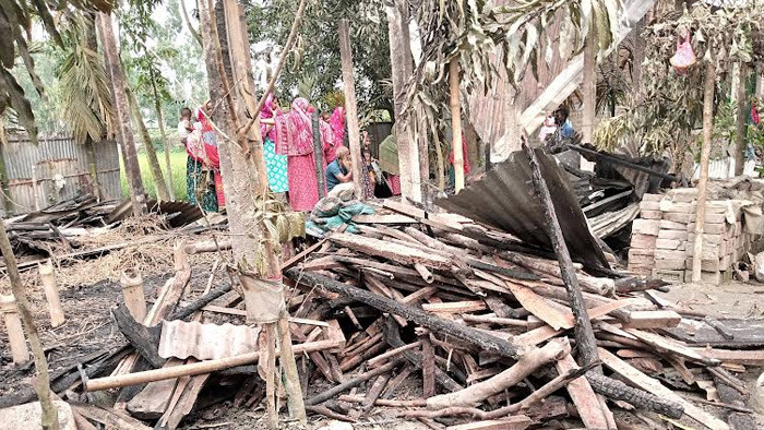 গোয়াল ঘরে আগুন, কুড়িগ্রামে কৃষকের চার গরু পুড়ে ছাই