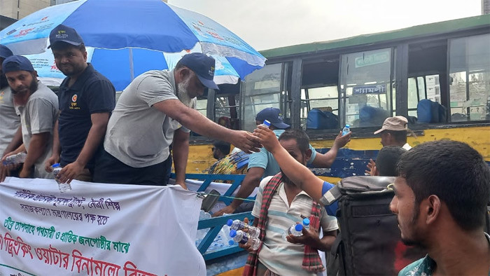 তীব্র গরমে পথচারীদের মাঝে বিনামূল্যে মুক্তা পানি বিতরণ