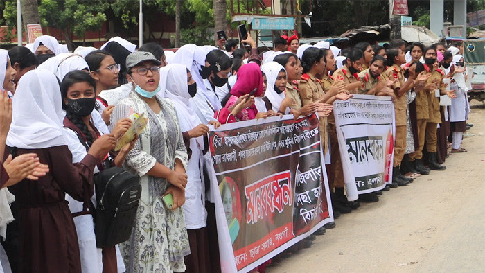 নওগাঁয় যৌতুকের জন্য স্বামীর দেওয়া আগুনে গৃহবধুর মৃত্যু, বিচারের দাবিতে মানববন্ধন