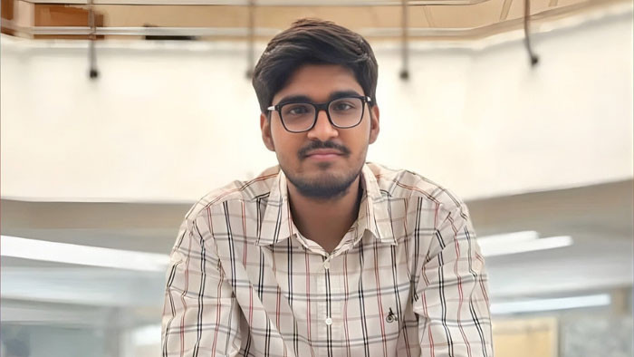 ঢাবির দুই সহকারী প্রক্টরের বিরুদ্ধে ব্যক্তিগত ফোন চেক করার অভিযোগ ঢাবি এক ছাত্রের