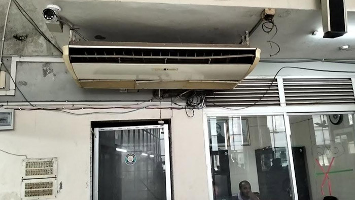 বেনাপোল চেকপোষ্ট ইমিগ্রেশনে অধিকাংশ এসি অকেজো, যাত্রীদের ভোগান্তি