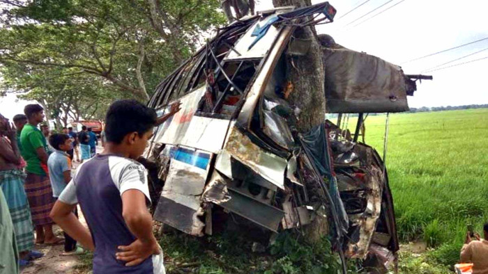 গাছের সঙ্গে বাসের ধাক্কায় নিহত ১, আহত ২০