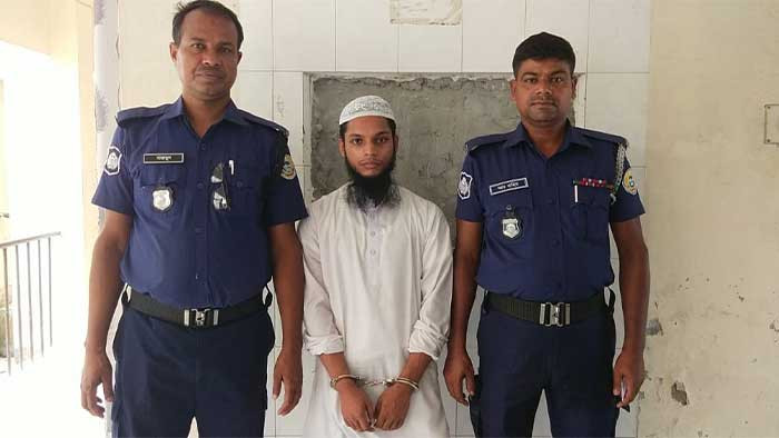 নলছিটিতে পরকীয়া ও স্বর্ণ চুরির মামলায় প্রবাসীর স্ত্রী ও প্রেমিক গ্রেফতার, কারাগারে প্রেরণ