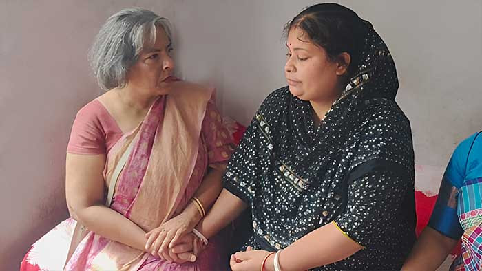 হেলিকপ্টার থেকে ছোঁড়া গুলিতে শহীদ সুমাইয়ার পরিবারের সাথে সাক্ষাৎ করেছেন উপদেষ্টা শারমিন
