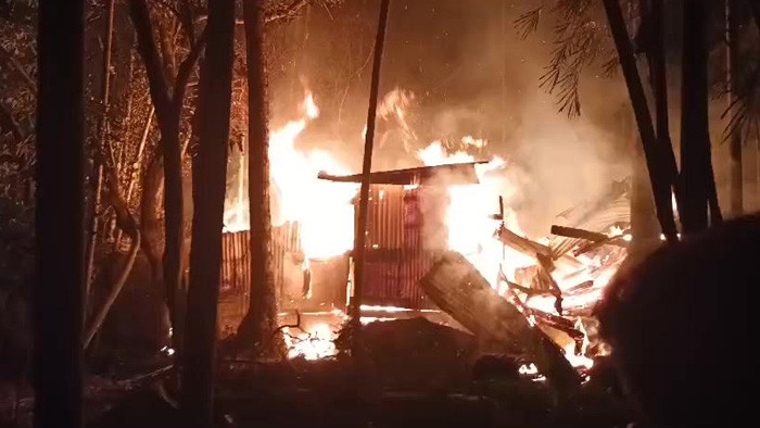 ঝালকাঠিতে বিধবা নুরজাহানের বসতঘর আগুনে পুড়ে ছাই