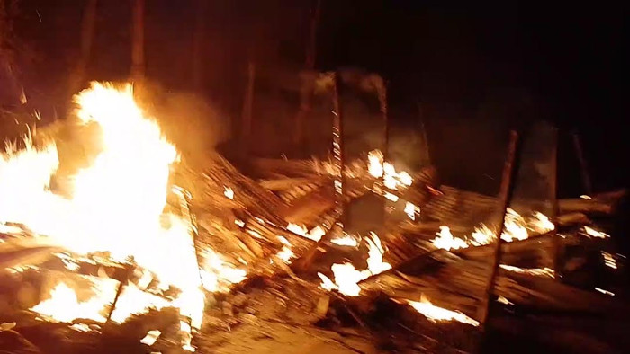 সুন্দরগঞ্জে জমি সংক্রান্ত বিরোধের জের ধরে বসত বাড়িতে আগুন