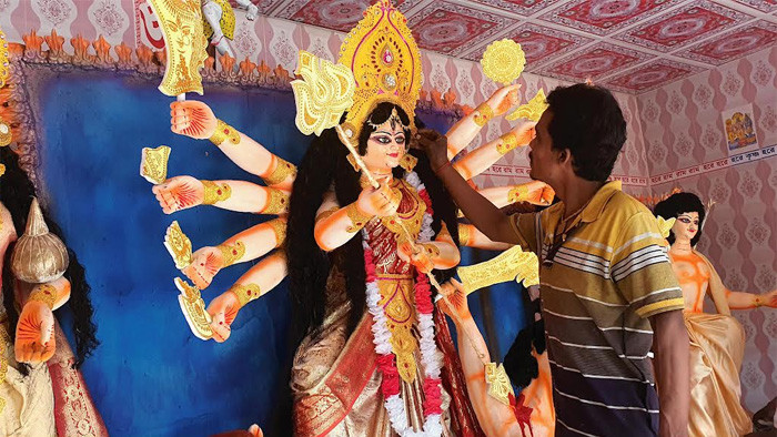 রঙ তুলির আঁচড়ে দেবী দুর্গাকে দৃষ্টিনন্দন করতে ব্যস্ত মৃৎশিল্পীরা
