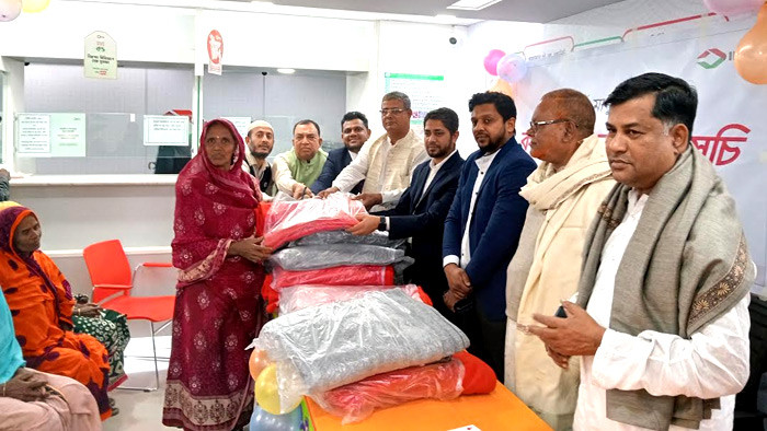 আক্কেলপুরে শীতার্তদের মাঝে কম্বল বিতরণ