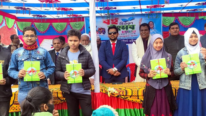 আক্কেলপুরে বই বিতরণ উৎসব অনুষ্ঠিত