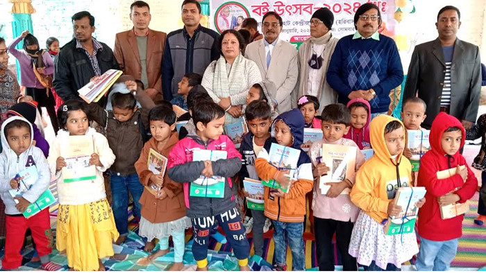 জয়পুরহাটে সনাতন শিক্ষার্থীদের মাঝে বই বিতরণ উৎসব অনুষ্ঠিত
