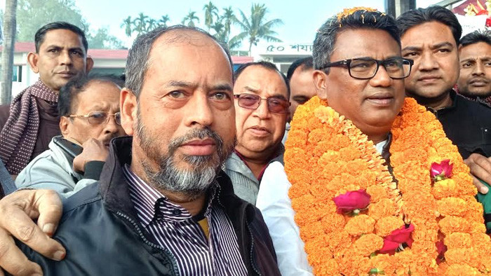 আক্কেলপুরে নির্বাচনে বিজয়ের পর হুইপ স্বপনের শুভেচ্ছা বিনিময়
