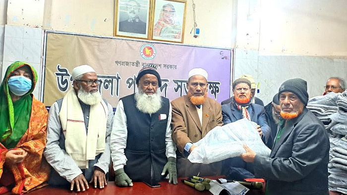 সহযোদ্ধাদের মাঝে বীর মুক্তিযোদ্ধার শীতবস্ত্র বিতরণ