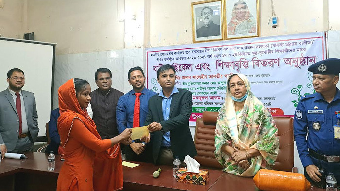 আক্কেলপুরে বাই-সাইকেল ও শিক্ষা বৃত্তি বিতরণ