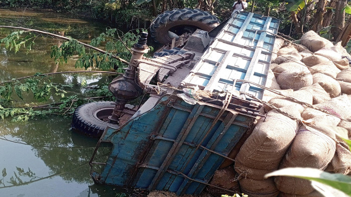 আক্কেলপুরে সড়ক দুর্ঘটনায় চালকের মৃত্যু