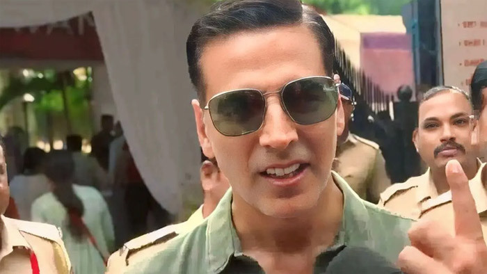 নাগরিকত্ব ফিরে পেয়ে প্রথমবার ভোট দিলেন অক্ষয়