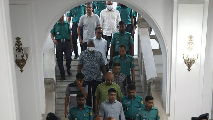 আত্মসমর্পণকারী সেনা কর্মকর্তারা নির্দোষ, অপরাধীরা পালিয়েছেন: আইনজীবী