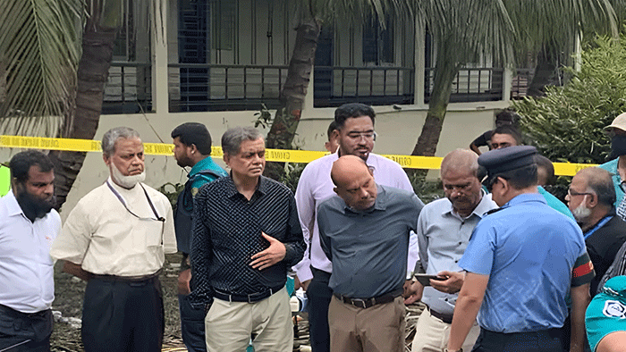 ৯ ঘণ্টা অবরুদ্ধের পর পুলিশি পাহারায় মাইলস্টোন থেকে বেরোলেন দুই উপদেষ্টা