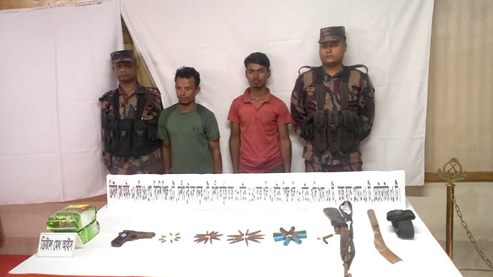 টেকনাফে আইস, ইয়াবা, অস্ত্রসহ বাস জব্দ, আটক-৩