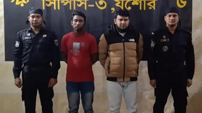 বেনাপোলে দু’টি পিস্তলসহ দুই অস্ত্র ব্যবসায়ীকে আটক করেছে র‌্যাব সদস্যরা
