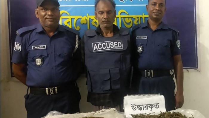 কুড়িগ্রামে কুখ্যাত মাদক কারবারিকে হাতেনাতে গ্রেফতার করেছে পুলিশ