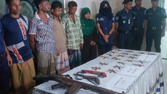কক্সবাজারে পুলিশের অভিযানে বিদেশি রাইফেল, শুটার গান ও গুলিসহ আটক ৫