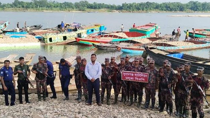 সুনামগঞ্জে টাস্কফোর্স অভিযান চালিয়ে ২ কোটি টাকা মূল্যের বালু জব্দ করেছে বিজিবি
