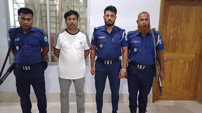 সরাইলে হত্যা মামলার আসামি ইউপি চেয়ারম্যান হুমায়ুন গ্রেফতার