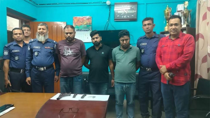 লালমনিরহাটে পিস্তল-গুলির সাথে ৫০ বোতল ফেন্সিডিল আটক, গ্রেফতার ৩