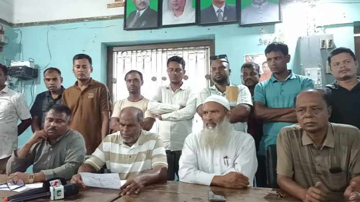 তীব্র নিন্দা জানিয়ে বদলগাছীতে যুবদল নেতার সংবাদ সম্মেলন