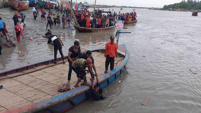 বাগেরহাটের মোংলায় ৬০ যাত্রী নিয়ে নৌকাডুবি