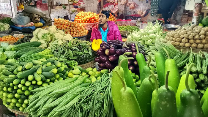 বরিশালে লাগামহীন সবজির বাজার, হিমশিম খাচ্ছে ক্রেতারা