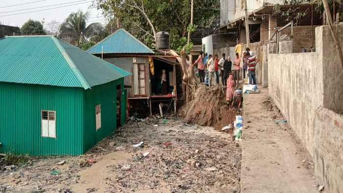 সমন্বয়হীনতার খেসারত: বাসাবোতে রাস্তা ধসে ক্ষতিগ্রস্ত ২ বাড়ি
