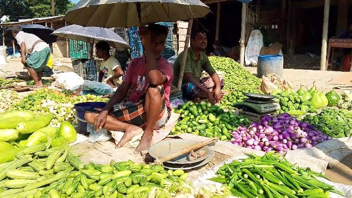 বিরামপুর সবজি বাজারে কিছুটা স্বস্তি
